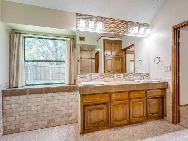 Building Photo - 119 Deer Creek Dr