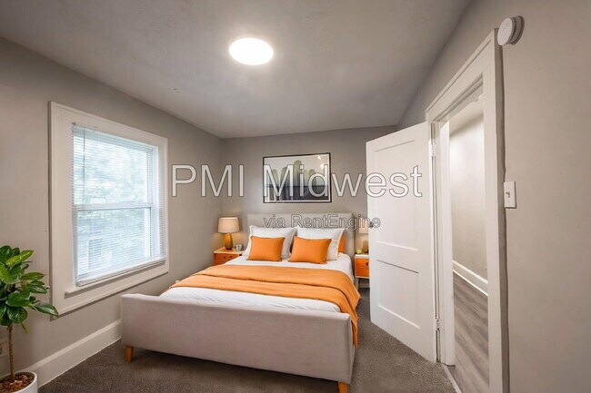 Building Photo - 411 W 40th St