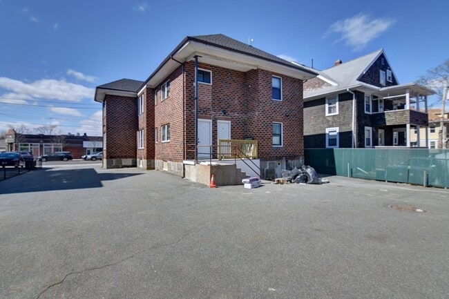 Building Photo - 9 Elm Ave