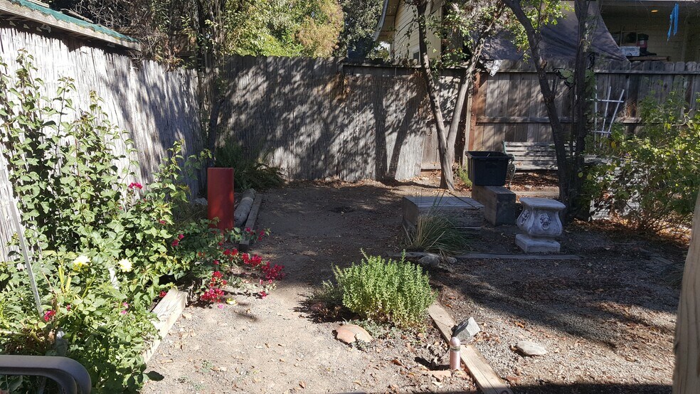 Building Photo - 663 Rose Ave