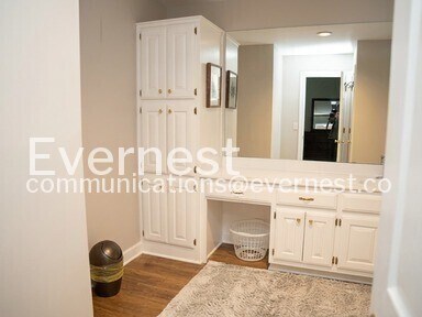 Building Photo - 4580 Village Dr