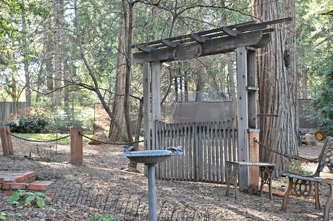 Building Photo - Large 2-bedroom home on private cul-de-sac backs up to Forebay Community Park and the Reservoir!