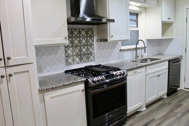 Building Photo - 10020 Losa Dr