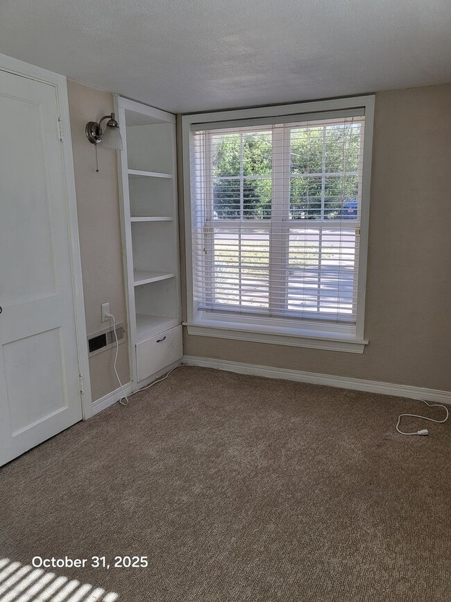 Building Photo - (2) Bed/(2) Bath w/ Must-See Updates Avail...