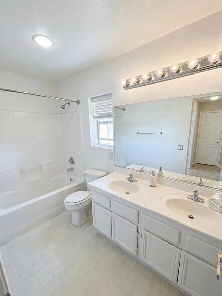 Building Photo - 33075 Aquamarine Cir