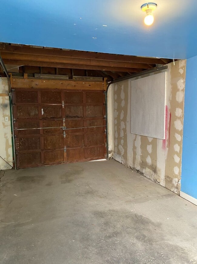 Building Photo - Renovated 2 bedroom, 1 bathroom home on Southside