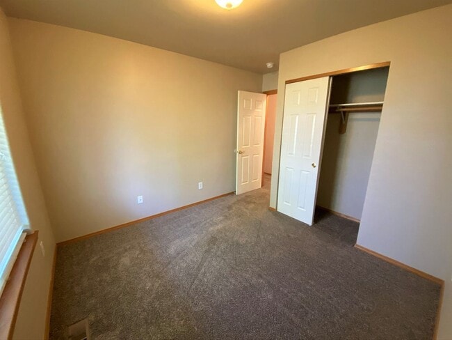 Building Photo - Spacious 3 Bedroom with Office - Fenced Lawn with Lawn Care Provided!