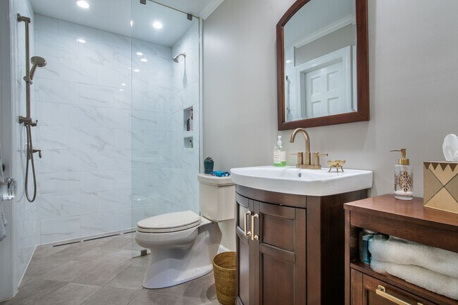 Building Photo - Immaculate Snee Farm Townhome for Rent!