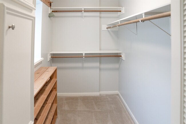Building Photo - 16611 Brenton Oaks Dr