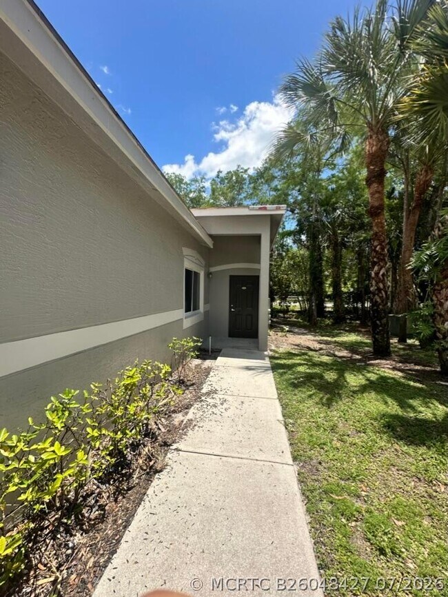 Building Photo - 220 Crestwood Cir