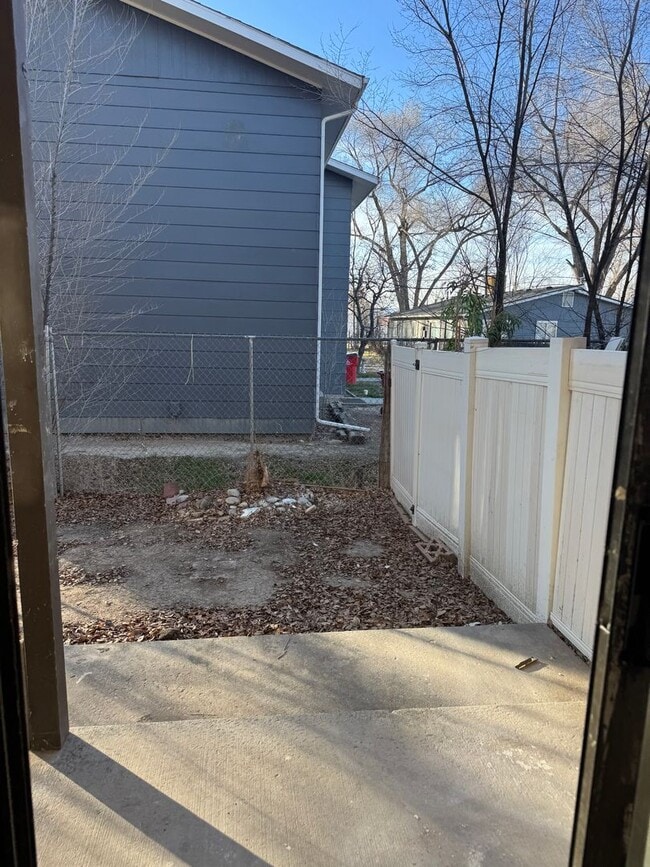 Building Photo - Ground Level - 2 Bed, 1 Bath Townhouse!!!