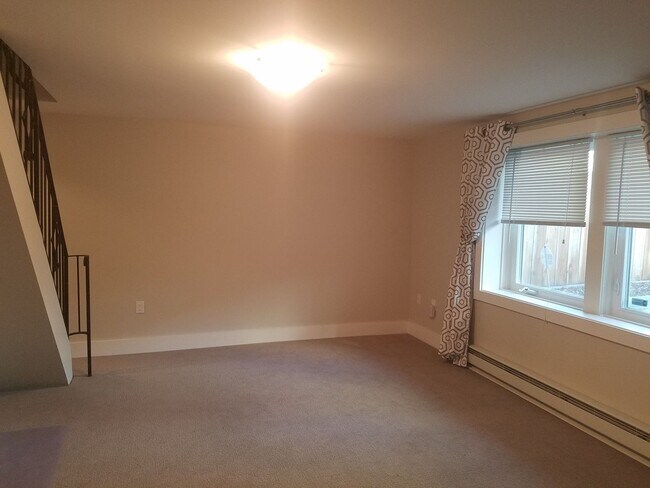 Building Photo - 3 Bedroom / 2 Bath House in West Portal!