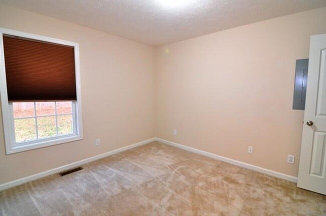 Building Photo - 571 Oakmont Dr