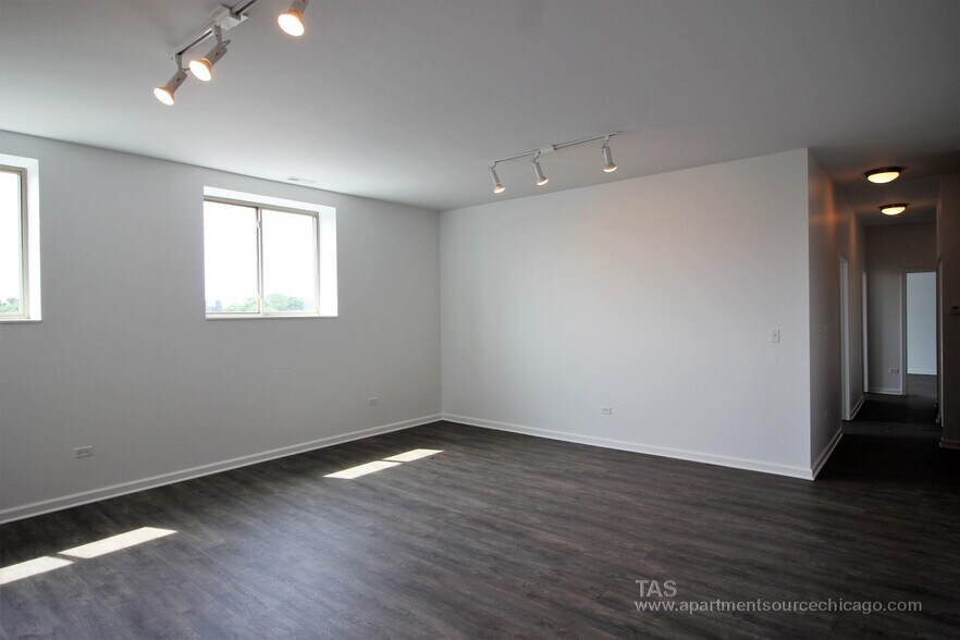 Building Photo - 930 W Dakin St