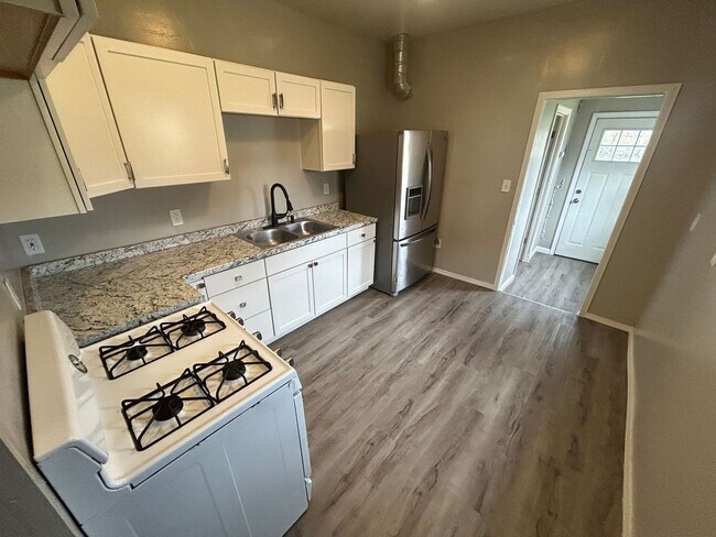 Building Photo - Charming 2-Bed Home Near Ottawa Park & University of Toledo