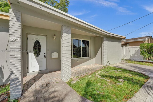 Building Photo - 924 N 30th Rd