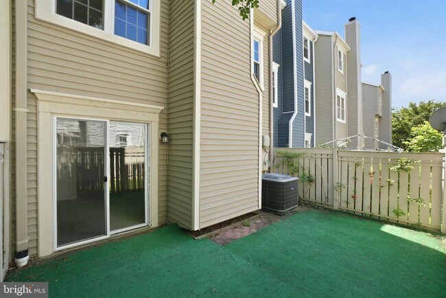 Building Photo - 2391 Hunters Square Ct