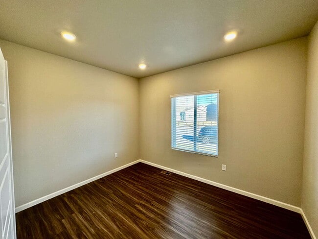 Building Photo - "Experience Spacious Living: 5-Bed, 3-Bath Home in Elizabeth!"