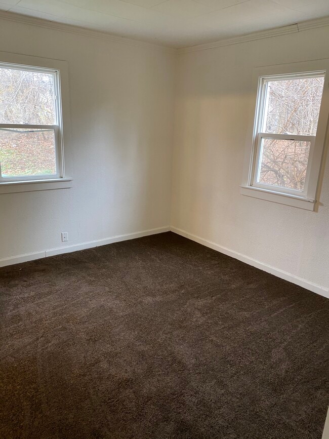 Building Photo - 605 W Mishawaka Rd