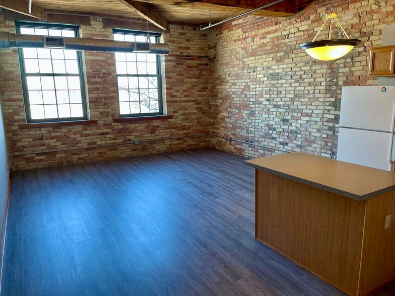 Building Photo - 940 Monroe Ave NW