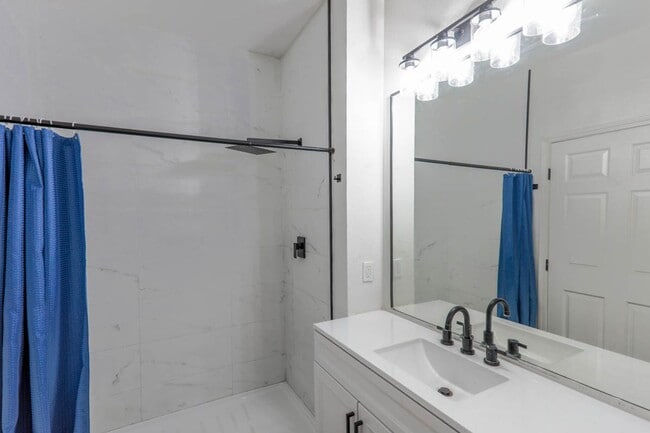 Building Photo - 3 Bed Condo In Gated West Side Community