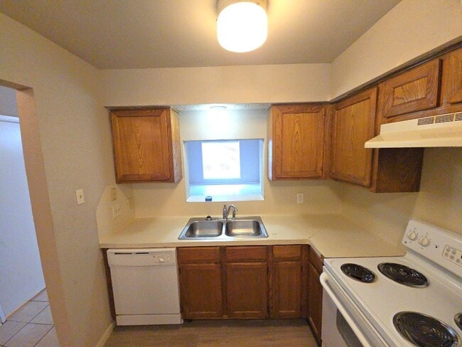 Building Photo - 15625 Weldon Dr