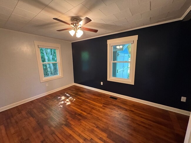 Building Photo - Historic Shiloh - One Level, Three Bedroom...
