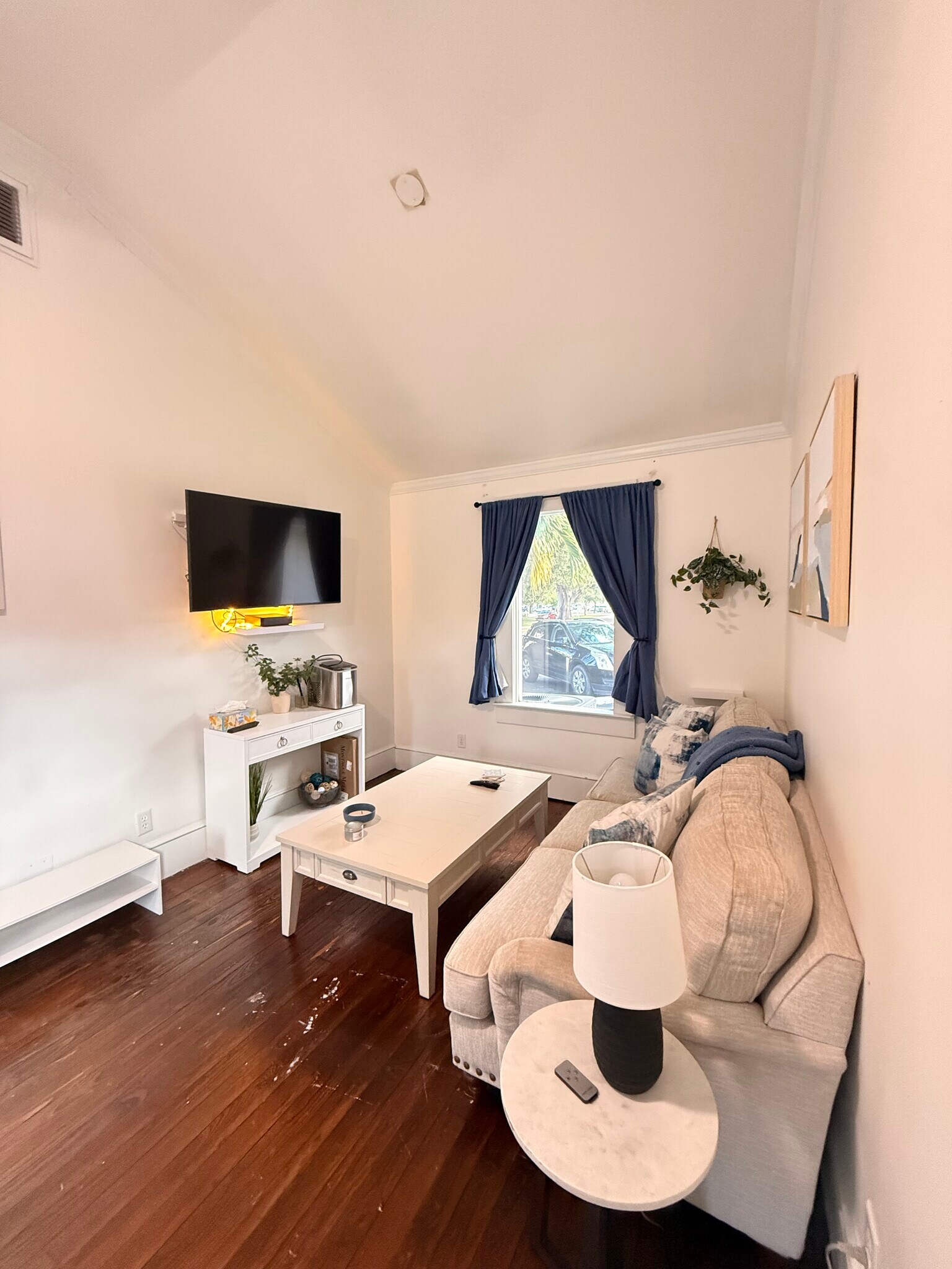 Building Photo - 1920 Victoria Ave