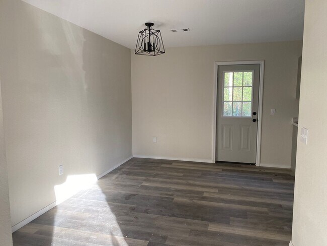 Building Photo - 48 Hour Notice: Come take a look at this newly remodeled 3-bedroom, 2-bathroom home