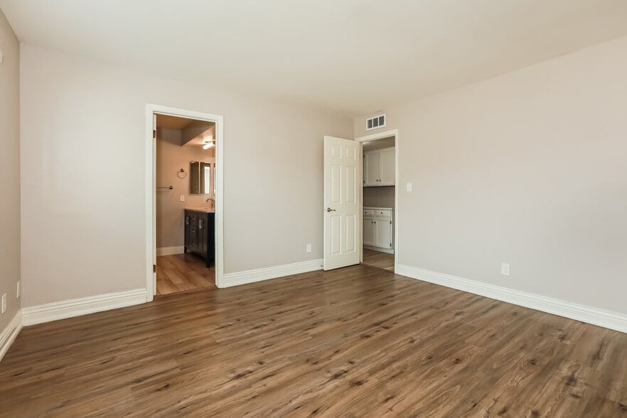 Building Photo - 631 W Lindner Ave