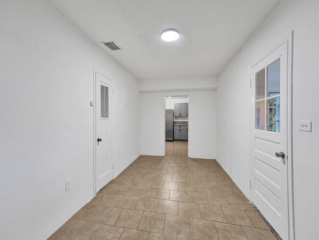 Building Photo - 3226 Oak Ave