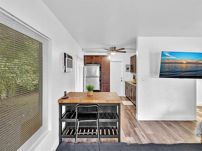 Building Photo - 1313 NE 11th St