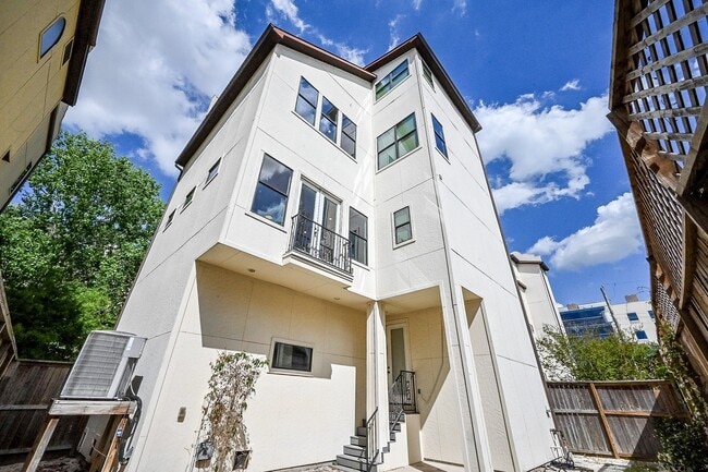 Building Photo - 1825 W 24th St