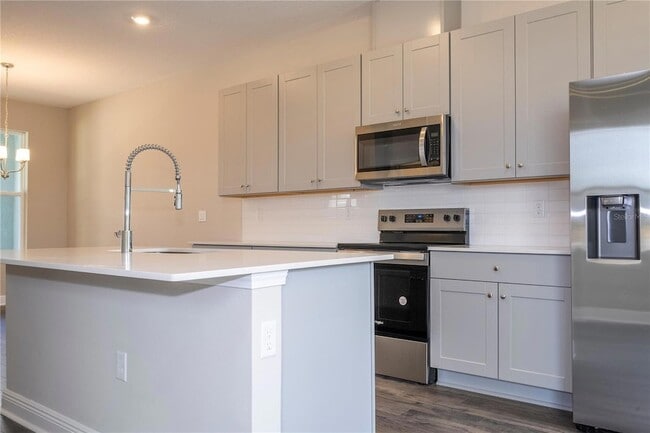 Building Photo - 16350 Hamlin Vw St