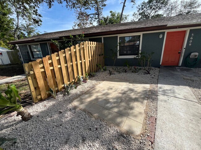 Building Photo - Cozy duplex with 3 bedrooms and 2 baths