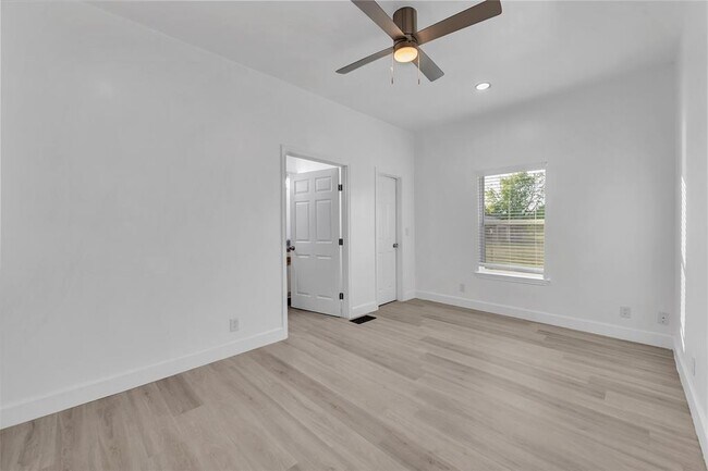 Building Photo - 51 Private Rd 901