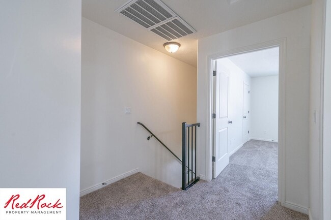 Building Photo - Charming 3 Bedroom Townhome with INTERNET INCLUDED & Dog-Friendly!