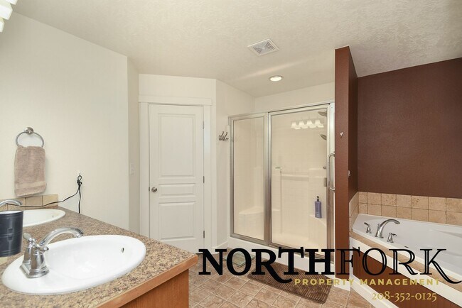 Building Photo - Superb Star Home With Move-in Credit opportunity - HOME IS NOT FURNISHED