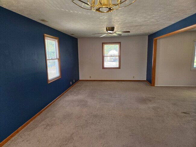 Building Photo - 835 E Edwards Ave