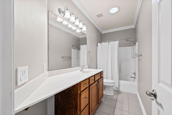 Building Photo - 3 Bedroom 2 Bath Pet Friendly Home For Rent with Community Pool Access!