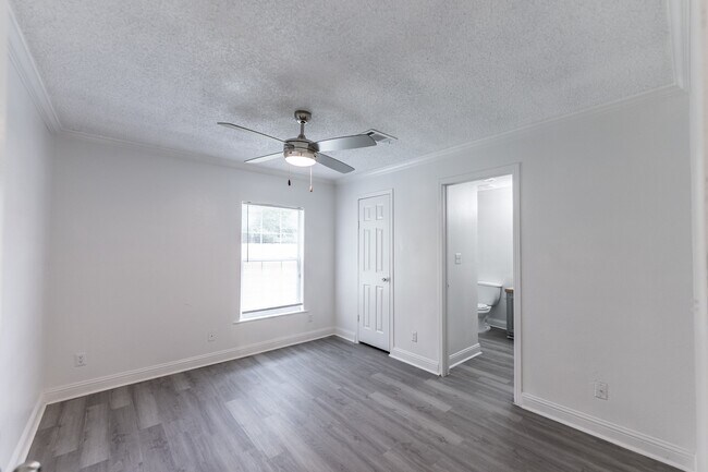 Building Photo - 151 Varsity Dr
