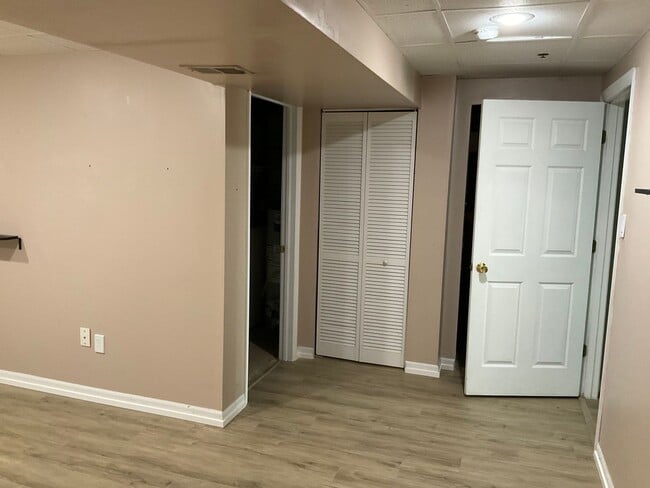 Building Photo - Large 3 Bedroom 2.5 bath townhome with additional finished room.