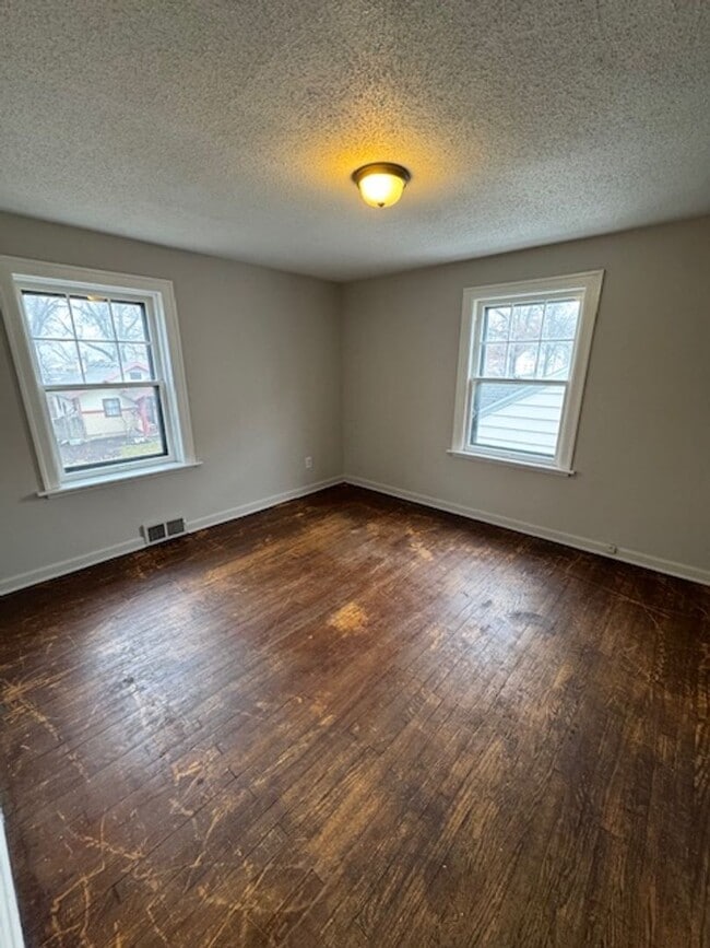 Building Photo - 3329 Robinwood Dr