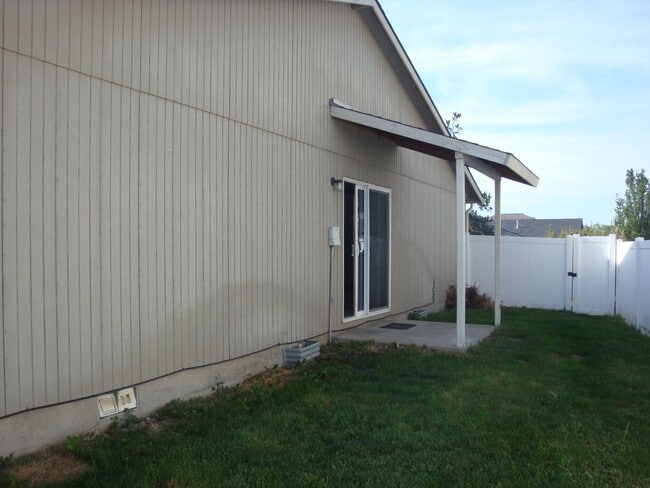 Building Photo - Cozy & Updated 2BD/2BA with Fenced Yard!
