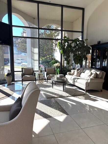 Bridgepointe Lobby - 100 Sunset Blvd