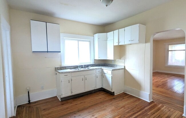 Building Photo - 2404 Leahy St