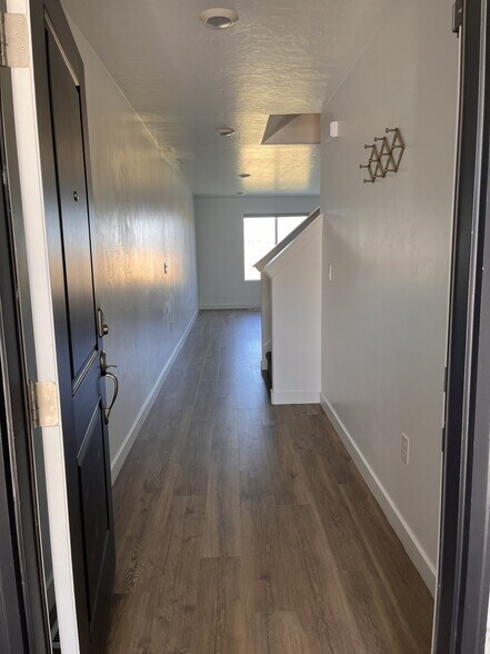 Building Photo - 1022 W Broadleaf Dr