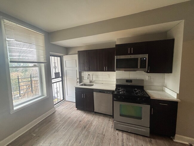 Building Photo - 3 Bedroom 2 Bathroom Townhome Available in...