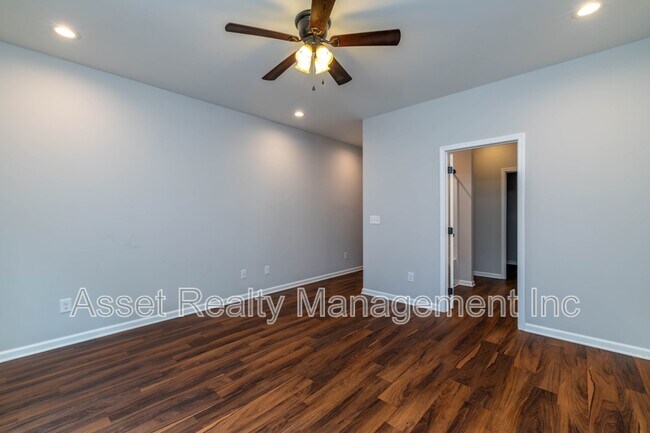Building Photo - 619 Midlake Dr NE