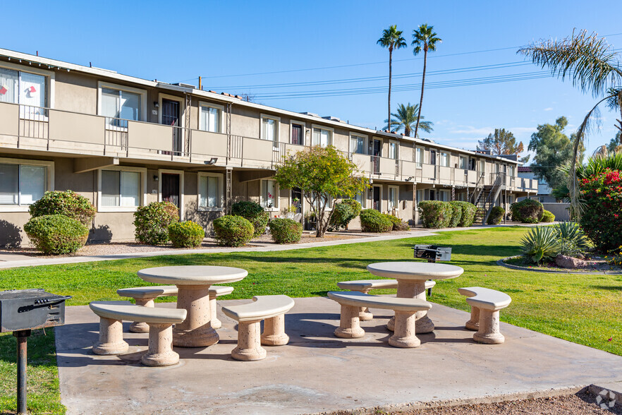 Apartments - Camelback Courtyard